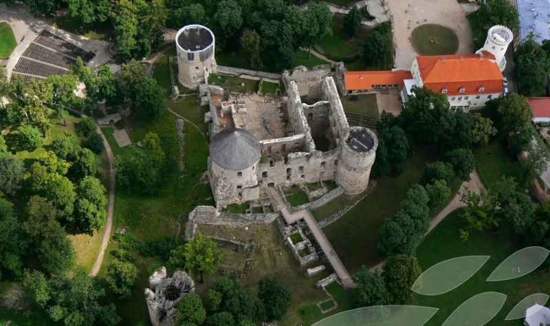 Cēsis Medieval Castle | What to do and see in Latvia | Travel Routes